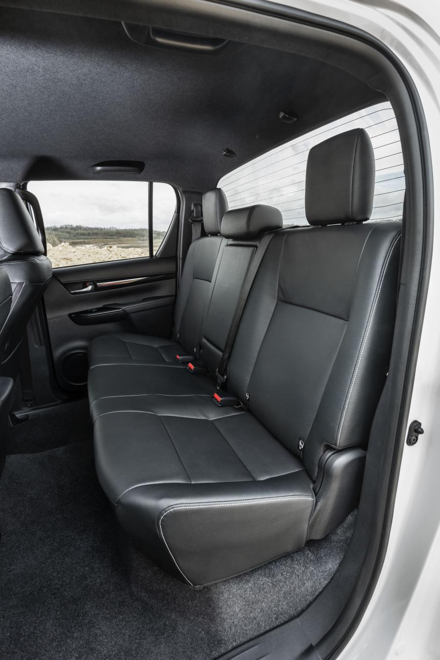 Интерьер Toyota Hilux Special Edition Double Cab 2019 года  (EU) (фото 4 из 40)